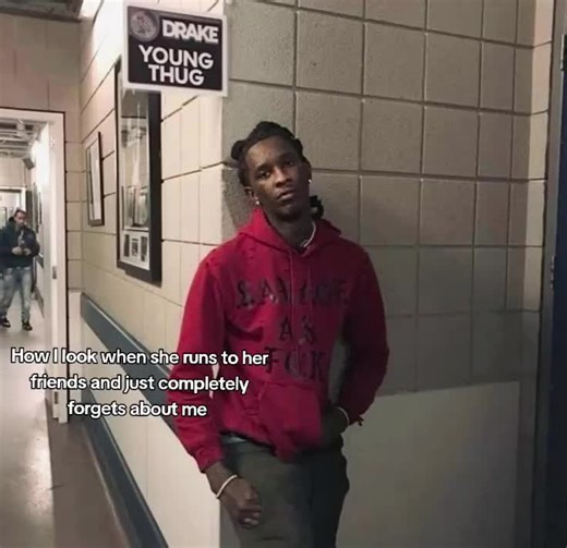 Cuando ella corre hacia sus amigas y me olvida