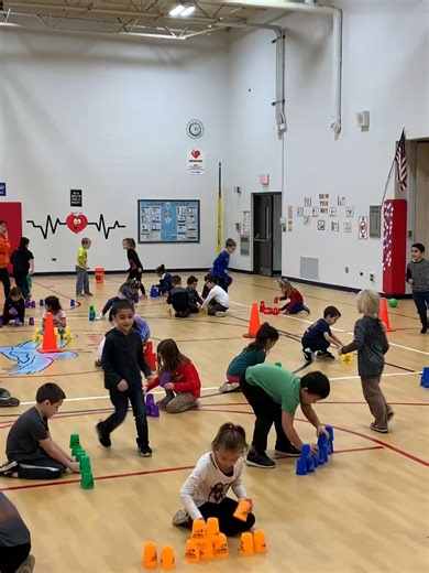 STACKERS & BLASTERS is pure chaos (controlled and in the best way)! 😄 One team races to build the cups up! The other team tries to stack them down! Fast rounds. Loud cheers. Nonstop movement. ✅ Teamwork strategy ✅ Hand-eye coordination ✅ Quick transitions (perfect for easy set up activities) ✅ Students BEG to play again #PhysEd #summercamp #SpeedStacks #Afterschool #afterschoolprogram