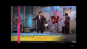 48K views · 2.5K reactions | «The Twist» es una canción pop estadounidense escrita y lanzada originalmente a principios de 1959 (grabada el 11 de noviembre de 1958) por Hank Ballard y The Midnighters como el lado B del disco "Teardrops on Your Letter". La versión de la canción de Chubby Checker en 1960 dio origen a la moda del Twist. Su sencillo se convirtió en un éxito, alcanzando el número 1 en el Billboard Hot 100 el 19 de septiembre de 1960. | Videos Musicales Solo En Hd | Facebook