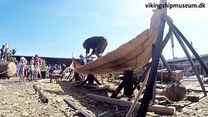 Gislinge Boat Project update: Another piece of fine cleaved wood was today axed into a finished plank. At the same time the latest mounted strakes was chipped and finished on the boat. Photographer Werner Karrasch Opdatering fra Projekt Gislingebåden: Endnu et stykke finkløvet træ blev i dag forvandlet til færdig planke. Samtidig blev det senest monterede bord tilhugget og bordkanten glathugget. Fotograf Werner Karrasch Follow the project on http://www.vikingeskibsmuseet.dk/…/byggepr…/gislingeba
