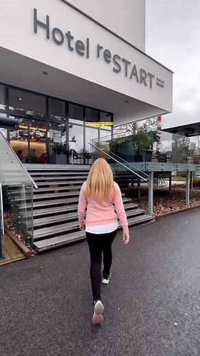 ✨ Babyfriendly hotel Restart Jičín – ideální místo pro rodinný víkend a je jen hodinu cesty od Prahy . Znali jste ho?? Pokud hledáš ubytování, kde rodiče konečně vypnou a děti se zabaví, hotel Restart v Jičíně je přesně ten typ místa, kde se budete cítit vítaně od první minuty. Myslí tady hodně na děti a na co se tady tedy těšit: 🧸 Obří herna v restauraci La Favorita, k dispozici dětské postýlky, židličky 🍳 Skvělá snídaně pro malé i velké jedlíky 🍽 Možnost polopenze – večeře v restauraci s ob