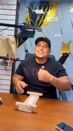 🎬 El último tutorial del 2025… y uno de los más importantes 📲 Escríbeme al 317 241 0069 si quieres los materiales y seguir creando en el 2026 Este no es solo un tutorial más. Es nuestra forma de cerrar el año: 📌 Enseñando 🧵 Agradeciendo 🚀 Y recordándote que todo lo que aprendiste este año, puede impulsarte el que viene. Desde el primer nudo hasta el remate final, este video es un símbolo de lo que hiciste y lo que viene. 🎓 Gracias por aprender con nosotros este 2025. 💬 Escribe CIERRE2025 