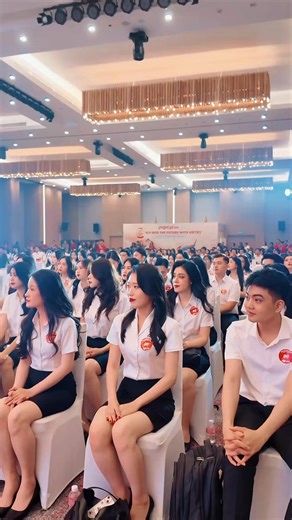 🔥 Sky Career Day 2025 đã thật sự bùng nổ với hàng loạt vị trí tuyển dụng hấp dẫn. Và nóng hơn nữa bởi, sự thay đổi bất ngờ ở phần thi Tài Năng cực khác biệt đến từ các ứng viên Tiếp viên hàng không. Sân khấu trình diễn đầy năng lượng, tự tin và đầy cá tính được “cháy” hết mình tại đây✨ 👉 Bạn cảm thấy Sky Career Day 2025 đã đủ nóng chưa ? 😉 | Vietjet Careers