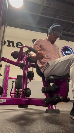 Seated machine curls 🩹 #gym #armworkouts