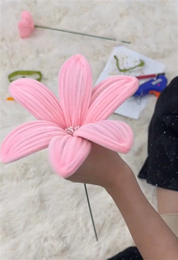 DIY Handcrafted Valentine Gifts: Pipe Cleaner Flowers Tutorial