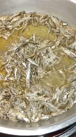 Lake Victoria's finest; Crispy omena gold with steamed veggies and ugali!!!🤤🥙#food