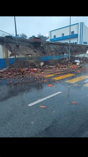 Mafra TV on Instagram: "Imagem registada na zona do Estádio das Seixas, na Malveira, onde se verificou, durante a noite, a derrocada de um muro, associada às condições meteorológicas adversas."