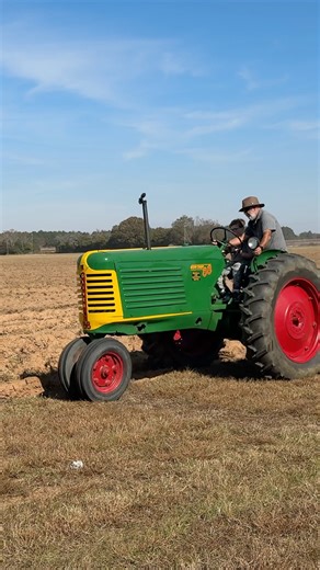 181K views · 1.9K reactions | Getting a driving lesson on a tractor  at the National Antique AG show Perry Georgia #Oliver #tractor #tractorshow #tractorvideo #farming #farmequipment #farmer #farmers | Someplace or Another | Facebook