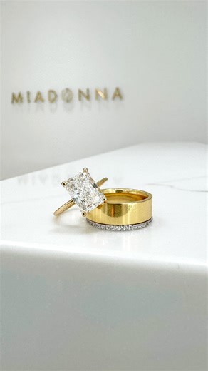 💍 Battle of the Bands! 💍 Choosing the perfect wedding band can be a challenge, but spacer bands just might be the secret trick your stack needs.✨ Spacer bands can help you create a visual break between your wedding band and your engagement ring. Play with a thin spacer band, or even a thick cigar band, for a cool look that’s perfect for the modern bride. Having this space ensures your diamond-accented wedding band won’t visually get lost under your amazing ring. If you’re looking for a chunkie