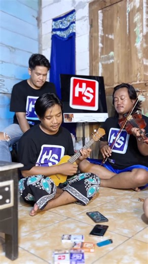 OK. Sekar Banawa Official on Instagram: "Panjang umur tulang punggung Bagian tulang - tulung rene wae melu aku jogetan mumpung lagune wenak 😂 ~ Slank - Orkes Sakit Hati (versi keroncong) ~ #keroncongseba #hsberanikitabeda"