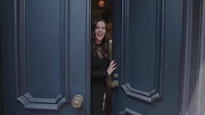 【#豪邸 #豪眼看世界】 還記得麗芙泰勒在鏡頭前五官清麗、靈氣逼人的模樣，一轉眼她已經為人母，生活重心都放在這座大宅裡，而她性格中的女性溫柔、成人的堅韌和少女般夢幻的面向，也都展現在這座房子裡。 麗芙泰勒買下了初建於十九世紀的褐石建築時才只有二十出頭，當時建築物的狀況極差，但她決定要將這三間連棟住宅接手下來，再經過一番整頓修葺才擁有如今的樣貌。在這過程中，她以那樣的年紀展現出過人的聰慧、溫柔和堅定，完全符合了影迷心目中的形象。 這間房子陪她度過芳華正茂的黃金歲月，至今屋內處處都還保留著大量女性化的裝飾風格¬──雕花、毛皮、更衣間裡優雅的英國手繪壁紙 de Gournay，當然也包括主臥樓層天頂的粉紅色玻璃，而她把內心純真夢幻的那一面都留藏在閣樓裡，那裡就像她的時光寶盒，讓她暫時卸下了母親身分，再次重溫當年演出魔戒精靈公主時萬眾風靡的回憶。 #每個人都該為自己保留一個角落 #隨時可以去找回到最初的自己 影片來源：The Scene 台灣 ⭕喜歡建築、空間、藝術、旅行、生活美學嗎？ ⭕按讚加入Mansion豪邸粉絲團，每日享受磅礡美圖，開拓你的視界！ #打開名人豪宅 #麗芙泰勒 #LivT