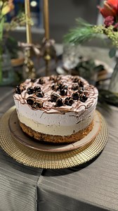 Hvis jul var en dessert… så var det her et ret godt bud! 🎄🍨 Cremet jule-is med nougat, sprødt knas og søde kirsebær, - og jeg lover dig, den er farligt vanedannende 😍 Vil du også imponere gæsterne (eller dig selv) i julen? Gem endelig opskriften og tag gerne en anden is elsker 😀 Islagkage 🍰 Mandelbund 4 bæger æggehvider 200 gr sukker 150 gr mandelmel 100 gr chokolade 50 gr mandelflager Pisk æggehvider til hvidt skum, kom så sukkeret i og pisk det til en sej marengs. Vend chokolade, mandelme