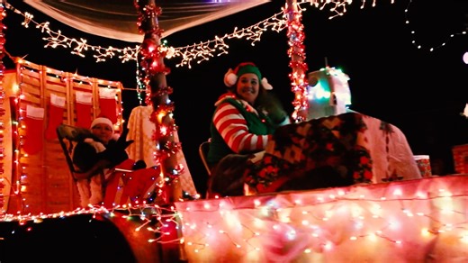 The Lighting of Shipshewana is the BEST way to kick off the holiday season! Live out your Hallmark holiday movie fantasy. Colorful lights, charming decorations, live music, face painting for the kids, plenty of food. Make lasting memories at the Lighting of Shipshewana Nov 8! | Shipshewana