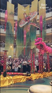 One of the most viral lion dance performances of CNY 2025! Malaysia Khuan Loke Dragon & Lion Dance Association 馬來西亞群樂體育會 leaps over a 3.2m gap after poles fall! Followed by an impressive sumersault! Credit: liondoncefreak | Daily Express Malaysia