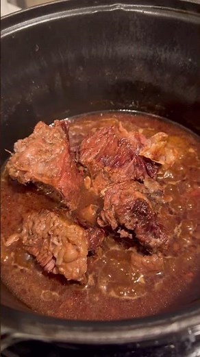 Braised short ribs with buttery garlic basil pasta ❤️ 🍝 🌿