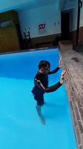 First drill to learn under Swim Central module for swimming lessons. ☝️ #BubblesTechnique | Mukang simple lang pero importanteng part ito ng swimming lesson ninyo dahil ito ang magdidictate ng breathing pattern ninyo. Make sure you're doing it right from the start, failure to do so will lead you na mag struggle pag mag breathing na kayo ng freestlye/breaststroke. Quick tip how to do it properly: 1. Inhale through your mouth and exhale through your nose. 2. Make sure you're doing deep breathing o