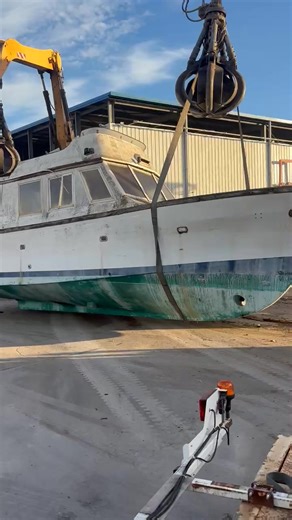 🎥 Levage maîtrisé pour la mise en déconstruction de ce bateau de 10 mètres sur le site EPUR Méditerranée ! 💪 Avant sa déconstruction, tous les équipements et moteurs ont été soigneusement retirés pour être réemployés ou remis en vente. ♻️🔧 Une opération rendue possible grâce au dispositif Association Pour La Plaisance Eco-Responsable , qui permet la prise en charge gratuite de la déconstruction pour les plaisanciers. ✅ 👉 Une démarche éco-responsable à laquelle Casse Marine est fière de contr