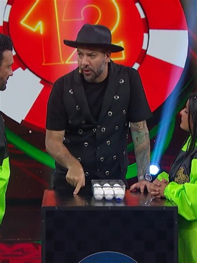 😳🥚 ¡@ricardofastlicht no se esperaba esa ocurrencia de @ricardomargaleff! 😂👀 🎩⭐ #MeCaigoDeRisa, nueva temporada, de lunes a viernes a las 8:00 p.m. por #El5 y disponible en ViX