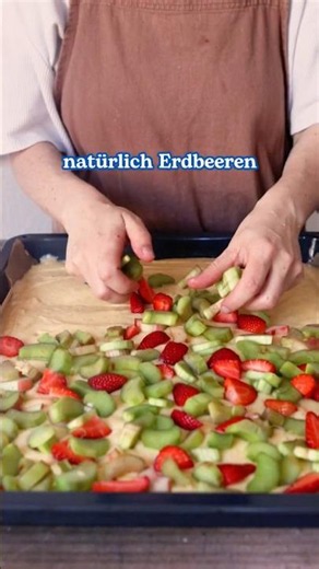Veganer Rhabarber-Erdbeer-Kuchen vom Blech