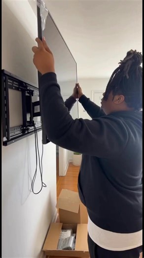 Caught That Bit Solo Taeman Tryna Hang Up A Tv He Stole Don’t Cry Nie #topflight👮🏿‍♂️ #reelsviralシ #fbreelsvideo | Fatt Xhamp