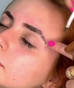 QUE ES REFECTOCIL ❓⁣ ⁣ ¿Ya conoces TINTE RefectoCil y sus beneficios? Ven conmigo y te explico: 👇🏼⁣ ⁣ 🔥 De origen austriaco, producto apto para cejas, pestañas y barba.⁣ ⁣ Un tratamiento revolucionario, pigmenta, nutre y trata el vello, fortaleciendo y estimulando su crecimiento.⁣ ⁣ Deja las cejas con un aspecto natural y voluminoso, su durabilidad y de 45 a 60 días. ⁣ ( ojo y tema vital solo en vello)⁣ ⁣ Cubre canas, su pigmentación tiñe el cabello, dejando las cejas con un aspecto más natur