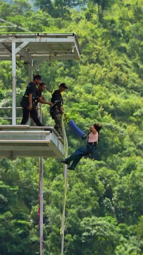 Pyaar mein toh girna tha hi, bungee mein bhi gir gaye. 😂❤️ #bungee #bungeejump #ytshorts #outdoors