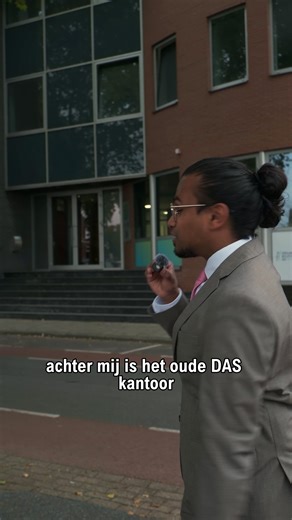 Woningen creëren gaat niet alleen om bouwen, bouwen, bouwen. 🏗️ Soms ligt de oplossing er al… je moet er alleen anders naar kijken. In Roermond staan ook panden leeg die ooit een andere functie hadden. In deze video laat ik een mooi voorbeeld zien: het oude kantoorpand van de Kamer van Koophandel. Waar vroeger gewerkt werd, wonen nu mensen. Het gebouw is omgeturnd naar 16 appartementen – huur én koop – en ook betaalbaar. Dit soort projecten laten zien dat je het woningtekort niet alleen oplost 