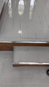 Aplicando epoxy en piso de madera #pisosderesina #epoxy #diy #epoxyresin | el compa neton