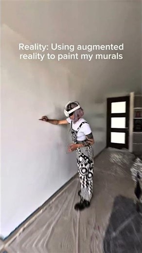 Using VR headset to sketch murals