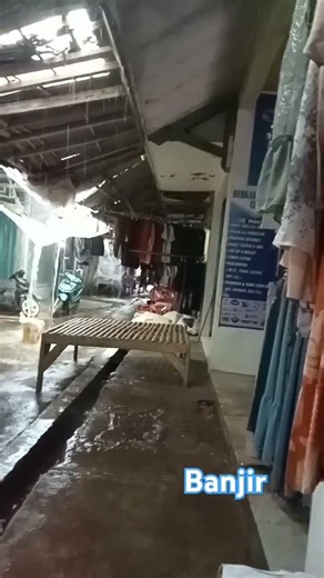 detik-detik banjir di pasar air mulai melebar