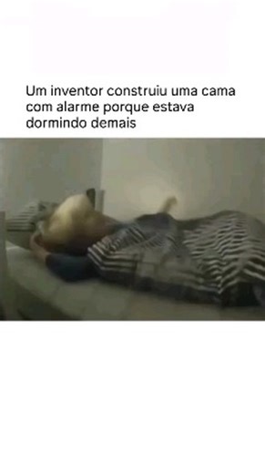 Incrivelmentecerto | Arquivos Raros & Curiosidades Históricas🎥 on Instagram: "Quem precisa de despertador quando se tem um despertador de cama? 🛏️ Em 2015, Colin Furze construiu seu infame “despertador de cama” para resolver um problema real: ele sempre dormia demais. O engenhoso dispositivo usava uma estrutura de metal e pistões de ar comprimido conectados a um temporizador personalizado. Quando chegava a zero, os pistões lançavam o colchão — e Colin — para o ar. Barulhento, caótico e desnece