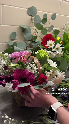 Basket flower arrangement💐 #bouquettutorial #basketflower #miniflowerbouquet #basketflowerbpuquet #diy #flowerarrangement #flowers #asmrvideo