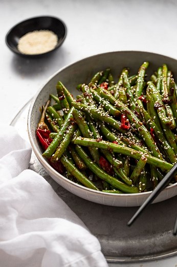 15-Minute Sauteed Spicy Green Beans with Chili Garlic Sauce