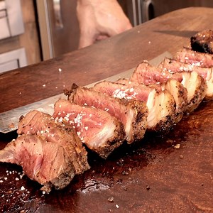 New York Steak AÑEJO. . . . . . . . . . . . . . . . #newyorksteak #newyork #newyorkañejo #asado #alaparrilla #domandolaparrilla #carnedesonora #ranchoel17 #tasteboutique | Domando la Parrilla Con Adrián Reyes Mr. BBQ