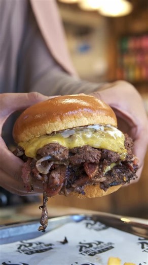 𝕋𝕒𝕝𝕝𝕒𝕕𝕖𝕘𝕒 𝔾𝕣𝕚𝕝𝕝 on Instagram: "🔥 Oklahoma-style double smash perfection 🔥 Crispy-edged patties, melted cheese, sweet grilled onions, and a stack of oak-smoked pastrami that means business. This isn’t just a burger — it’s a full-on flavor collision. 🤝🍔 Who’s taking the first bite? 👀🔥"