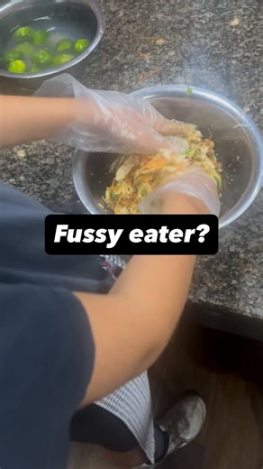 Online Children’s Naturopath Australia on Instagram: "Your child doesn’t need to be forced to eat new foods. They need safe, repeated, joyful exposure. A recent systematic review showed that cooking classes help fussy eaters expand their food repertoire — not by pressure, but by participation. And honestly? This makes perfect sense. When kids: ✔️ help prepare food ✔️ touch and smell ingredients ✔️ feel in control ✔️ associate food with fun …their nervous system settles, curiosity increases, and 