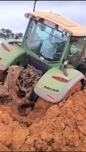 Fendt Tractor Stuck in deep mud #usatractor #americanfarming #plowing