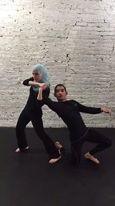 858K views · 2.9K reactions | Learn to defend against a bigot grabbing your hijab from behind! In this post-election hate-crime spike, self defense is more important than ever. Practice this move until it becomes muscle memory and teach your body to react before thinking. www.deafplanetsoul.org/self-defense-sign-up (via Zee Abdulla) | The Muslim Vibe | Facebook