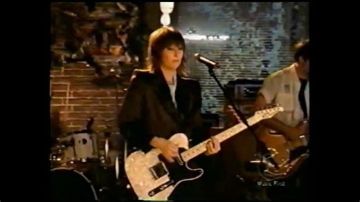 🎶 Keeping the celebration rolling for the 46th anniversary of The Pretenders’ groundbreaking debut album this week. Today we’re spotlighting Track 2: “The Phone Call” — a sharp, quirky burst of attitude that showed just how inventive this band was right from the start. This version comes from VH1 Storytellers, June 1999, where Chrissie Hynde gives a brilliant little peek into the unusual time signature behind the song. A rare treat for fans who love the craft as much as the chaos ⚡📞 Turn it up