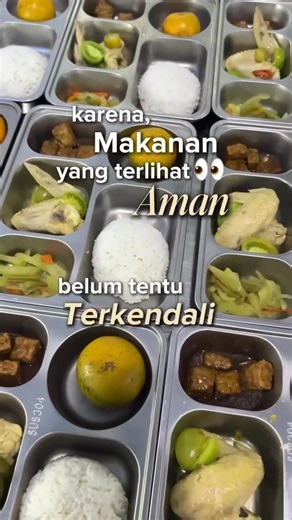 Gizi Nusantara | Nutrition & Health Specialist on Instagram: "Kenapa HACCP jadi PENTING di dapur skala besar & MBG? Karena makanan yang terlihat aman, belum tentu terkendali. Dulu, keamanan pangan dinilai dari hasil akhir: ➡️ Makanan jadi → diuji di lab. Masalahnya? ❌ Bahaya sering baru diketahui setelah kejadian ❌ Tidak fokus pada risiko & pencegahan sejak awal ✨ Di sinilah HACCP berperan penting. HACCP bukan menunggu masalah, tapi mengendalikan risiko sejak hulu. 📌 Contoh nyata di dapur: Menu