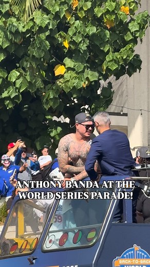 Banda at the @dodgers Championship Parade 💙🔥 Coverage brought to you in part by @ampm_tmgs! Listen to coverage on our sister station @am570lasports! 🙌 #iheartradio | 102.7 KIIS FM