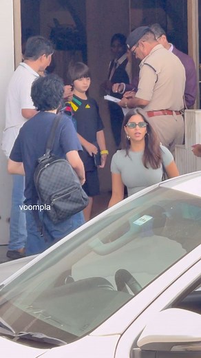 610K views · 2.1K reactions | Suhana with bua Shehnaz Lalarukh and bro AbRam. Private airport waala scenes today as the fam flies off from the IPL finals ✈️ | Voompla | Facebook