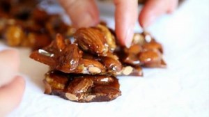 Homemade Candy - Almond Brittle Recipe Heghineh YouTube https://www.youtube.com/heghineh1 Instagram https://www.instagram.com/heghine_h/ Recipe http://heghineh.com/almond-brittle/ | Heghineh