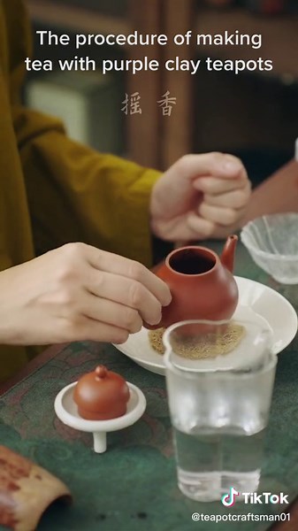 Since Ming dynasty, the new empire forbid the way of making tea with tea powder, and then purple clay teapot emerged, making tea with teapots was adopted by more common people and can also be a so enjoyable process.#茶 #teaculture #紫砂壶 #purpleclayteapot #craftsman #zishateapot #handmande