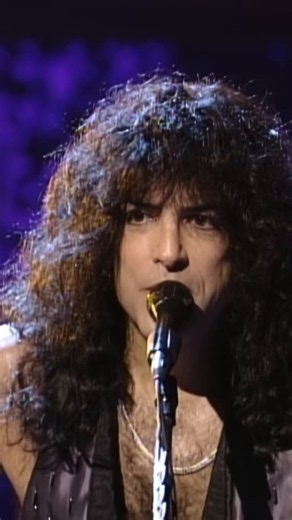 ”Rock Bottom” live from KISS MTV Unplugged 🤘 Relive the iconic show in HD now on https://t.co/pCoSjVCYgr ⚡️