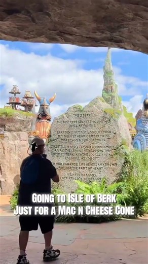 We cannot miss the Mac and Cheese cones at Isle of Berk #penguinmountain #epic #universalstudios