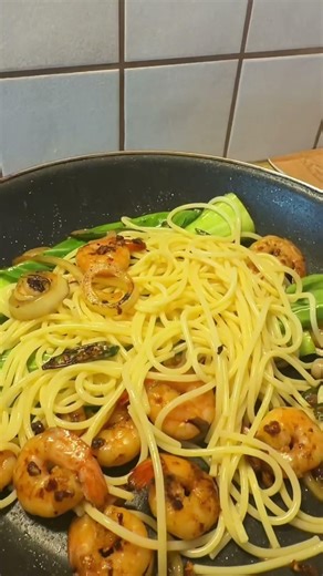 Spicy garlic shrimp noodles: The 15-minute meal the hits every single time #yummyeats #recipe #food