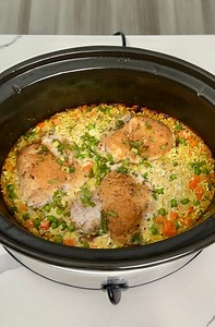 this easy dinner is so good! easy crockpot chicken and rice dinner! what else would y'all add? | Kristin's Friends