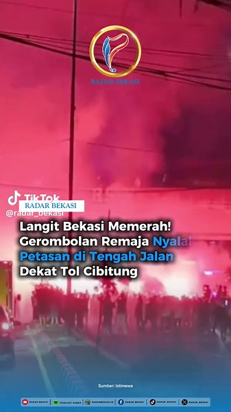 Sekelompok remaja terlihat menyalakan petasan di tengah Jalan Raya Imam Bonjol, tepatnya di area persimpangan menuju Tol Cibitung, Kabupaten Bekasi, pada Minggu malam (15/3/2026). Aksi tersebut sempat membuat arus kendaraan melambat karena sebagian badan jalan hampir tertutup oleh kerumunan mereka. Dari rekaman yang beredar, kilatan cahaya petasan yang ditembakkan ke arah langit membuat suasana malam tampak memerah dan dipenuhi asap. Ledakan demi ledakan terdengar cukup keras hingga menarik perh