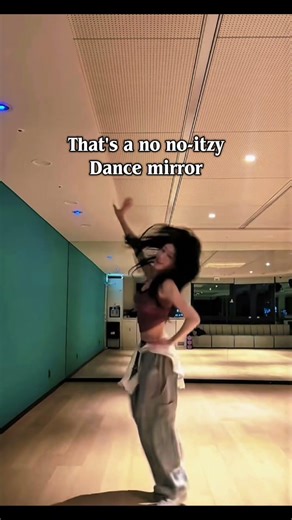 That's a no no - Itzy dance mirror #chaeryeongitzy 🍀🍀🍀🍀